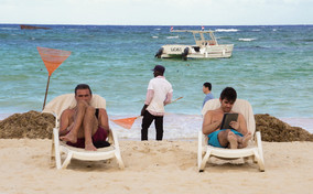 Still frame from the movie PLAYEROS: BEACH WORKERS